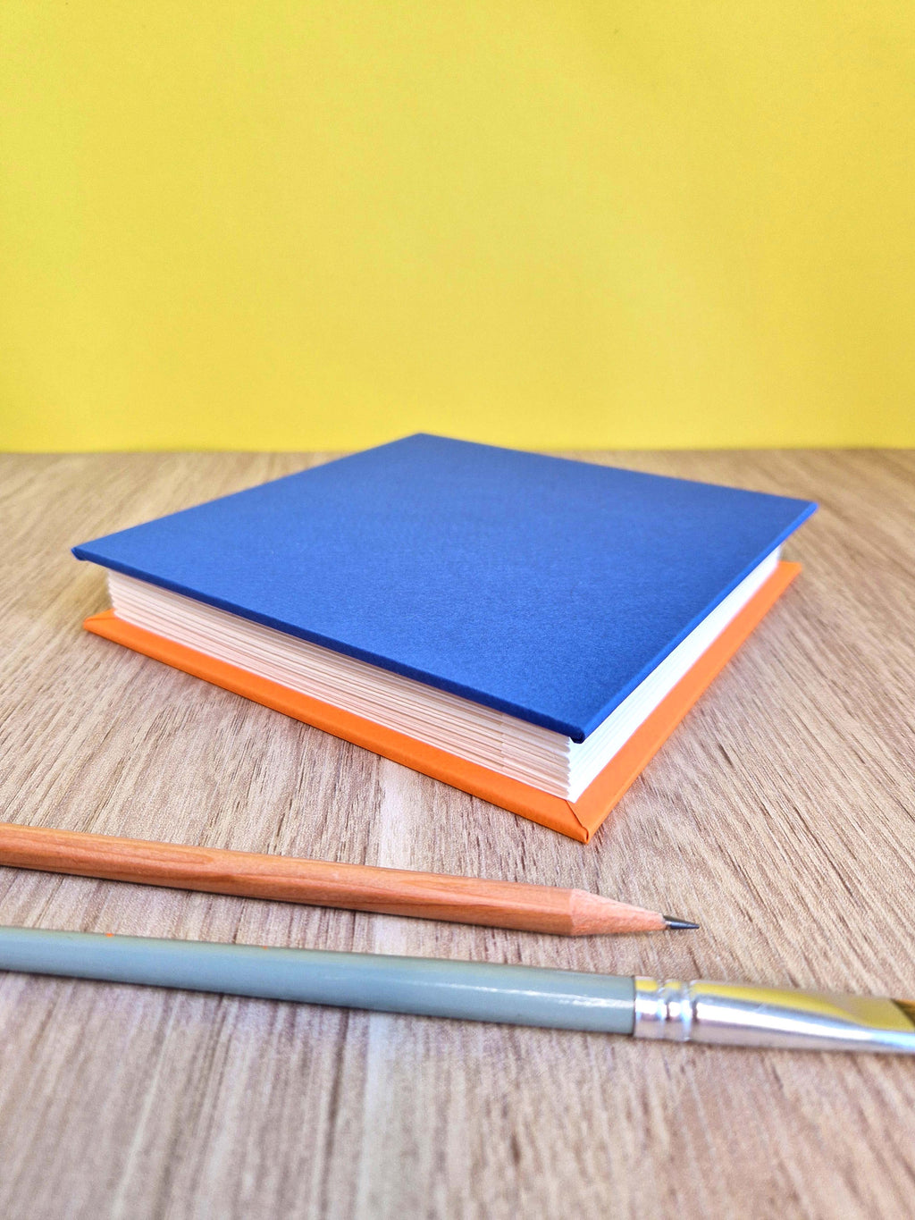 Carnet carré 15×15 aquarelle – Bleu marine & Orange