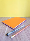 Carnet A5 multi-techniques – Orange & Pourpre